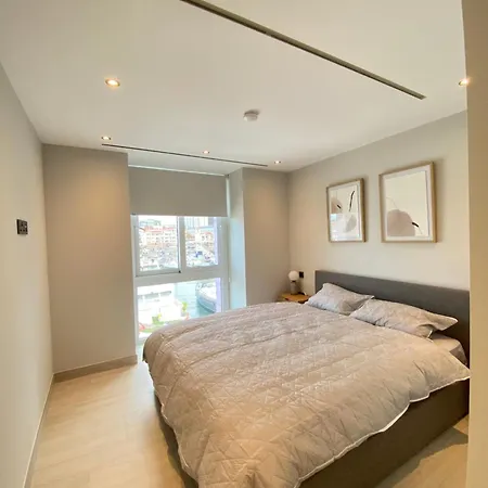Deluxe Marina View Seafront Apartment *