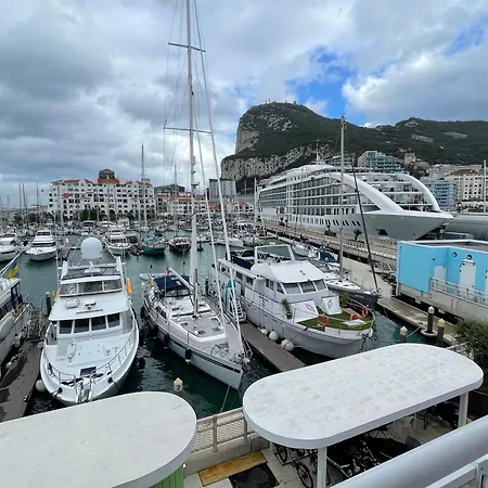 Apartment Deluxe Marina View Seafront